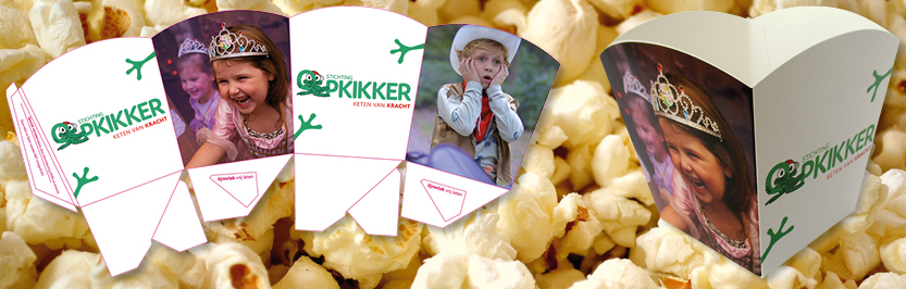 mooie popcorn bakjes bedrukt met foto's en tekst voor het evenement opkikkerweekend