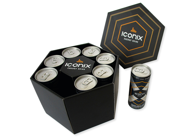 Luxe zeshoekige doos voor 8 blikjes 250 ml energy drink, met los deksel bedrukt in full color van golfkarton met logo in zwart en gelamineerd