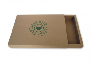 bedrukt doos lade doos schuif doos voor handdoek gemaakt van bruin kraft karton opdruk in groen met logo bedrijf voor kado handdoek
