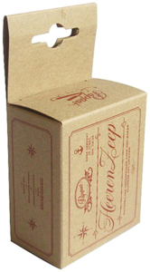 Voorbeeld hangend doosje van kraft bruin karton bedrukt in rood met logo voor zeep cosmetica productverpakking