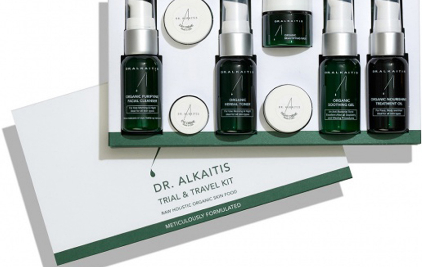 bedrukte cosmetica doosjes travelkit met 8 producten op maat gemaakt met sleeve