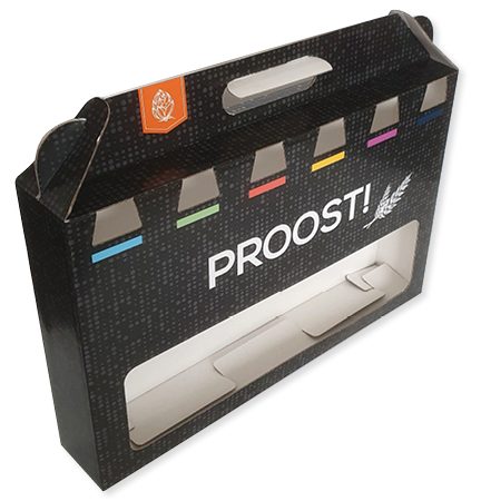 Een schuin perspectief van een bedrukte doos van golfkarton die specifiek is ontworpen als een 6-pack flesverpakking voor bierflesjes, ook wel bekend als een bierverpakking (wat een voorbeeld is van de Fefco 0717-code). De doos is donker en strak vormgegeven, wat bijdraagt aan de luxe uitstraling van het product. Constructie en Vormgeving: De verpakking is gemaakt van stevig golfkarton met een volledig zwarte achtergrond, waarschijnlijk door een full color opdruk of volvlakken met een donkere kleur, mogelijk over e-golfkarton voor een goede balans tussen stevigheid en afdrukkwaliteit. De doos heeft een geïntegreerd handvat aan de bovenzijde (vergelijkbaar met de Fefco 0217-code voor dozen met een handvat), waardoor de verpakking gemakkelijk te dragen is. Er is een groot, rechthoekig venster aan de onderkant van de voorkant van de doos, waardoor de inhoud (de nekken of etiketten van de bierflesjes) zichtbaar is. Dit maakt de doos tot een effectieve displaydoos. Binnenin zijn er kartonnen verstevigingen of uitsparingen zichtbaar die de zes flessen op hun plaats houden, essentieel voor een goede productbescherming. Bedrukking en Design: De basis van de doos is zwart met een patroon van kleine, glanzende stippen of puntjes, wat een subtiele textuur en een premium uitstraling geeft. Centraal en in het oog springend staat het woord 