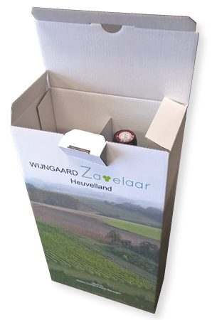 Golfkartonnen Flesverpakking voor 2 Wijnflessen. Een schuine close-up van een hoge, rechthoekige bedrukte doos van golfkarton die specifiek is ontworpen als een flesverpakking voor twee wijnflessen. De doos is deels geopend, waardoor de interne structuur en één wijnfles zichtbaar zijn. Constructie en Functionaliteit: De doos is gemaakt van wit, stevig golfkarton (e-golf vanwege de vereiste stevigheid voor flesverpakkingen). De vorm is die van een klassieke, hoge wijndoos. De geopende klep toont een ingenieus, wit gestanst inzetstuk in het midden, ontworpen om de twee flessen gescheiden te houden voor perfecte bescherming tijdens transport. De structuur is een voorbeeld van een stevige verzenddoos en kan, gezien het geschenkthema, ook dienen als een geschenkdoos. De bovenzijde van het tussenschot heeft een gestanste greep of inkeping, wat suggereert dat de doos een handvat kan bevatten wanneer deze gesloten is (vergelijkbaar met de Fefco 0217 code). De bovenkant van één rode wijnfles is zichtbaar in de rechterhelft van de verpakking, met de folie en kurk eraan. Bedrukking en Design: De bedrukking op de buitenzijde van de doos is een full color print met een landschapsthema, wat waarschijnlijk is bereikt door cacheren voor een fotorealistische afdrukkwaliteit. Het grafische ontwerp toont de wijngaard, wat de herkomst en het merk van het product benadrukt. Het landschap bestaat uit weelderige, groene wijnranken op de voorgrond, overgaand in heuvels en een nevelige horizon onder een grijze lucht. Boven het landschap staat de merknaam of herkomstaanduiding: