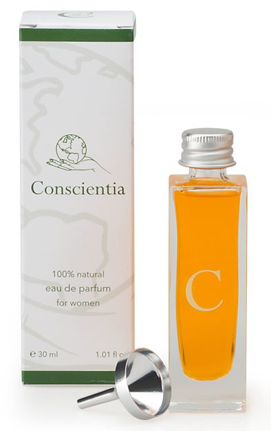 Een close-up van een witte, rechthoekige parfumverpakking en het bijbehorende glazen parfumflesje met navulling, wat de focus op natuurlijke en milieuvriendelijke cosmetica verpakkingen benadrukt. Parfumdoosje 'Conscientia': Links staat een smal, hoog, wit kartonnen doosje op maat voor de navulling van het eau de parfum Conscientia. Het doosje is bedrukt met een helder ontwerp, inclusief een groen-witte rand bovenaan en een subtiel, lichtgrijs bladpatroon op de achtergrond. Merkidentiteit: In het midden van het doosje staat het logo, een hand die de wereldbol vasthoudt, met de merknaam 