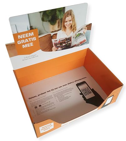 Golfkartonnen Oranje Displaydoos met Kopkaart Een schuin perspectief van een openstaande displaydoos gemaakt van golfkarton (een van de genoemde toepassingen voor bedrukte golfkartonnen verpakkingen). Deze doos is ontworpen om promotiemateriaal, zoals een tijdschrift of brochure, in winkels of bij afhaalpunten aan te bieden. Constructie en Vormgeving: De doos is gemaakt van stevig golfkarton, waarschijnlijk e-golfkarton gezien de strakke afwerking en de toepassing als winkeldisplay. De basis van de doos is vierkant/rechthoekig en de constructie omvat een schuin aflopende voorkant voor eenvoudige toegang tot de inhoud. De doos bevat een rechtopstaande kopkaart (backboard) die uit de achterkant van de doos omhoog steekt, wat kenmerkend is voor een displaydoos. De topkaart bevat popup element. Bedrukking en Design: De gehele doos is bedrukt met een heldere, opvallende oranje kleur in volvlakken (met de binnenkant overwegend wit), wat zorgt voor een hoge zichtbaarheid en luxe uitstraling. De kopkaart is bedrukt met de duidelijke, witte, pakkende tekst 