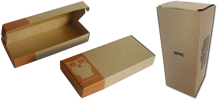 bedrukte klepdoos van kraft karton bedrukt met logo in oranje en bedrukte doos met zweedse bodem van kraft karton bedrukt met logo in zwart, doos van kraft karton, doosje maken van karton, doosje maken, kleine kartonnen doosjes, doos bedrukken, kartonnen doos, kartonnen dozen, budgetdoosjes, duurzaam karton, duurzame verpakking, biodegradable verpakking van gerecyled materiaal, 100 recycled afbreekbaar.