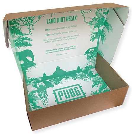 Golfkartonnen Welkomst Box met Binnenzijde Bedrukking (PUBG) Een schuine close-up van een grote bedrukte doos van golfkarton die volledig is opengevouwen, waarbij de onbedrukte bruine buitenzijde en de bedrukte binnenzijde duidelijk zichtbaar zijn. Dit type doos met vaste klep is een stevige verzenddoos of welkomst box (Fefco 0427 code). Constructie en Materiaal: De doos is gemaakt van natuurlijk bruin (kraftkleurig) golfkarton aan de buitenzijde, wat zorgt voor een robuust aanvoelend materiaal en goede productbescherming. De stevigheid van het karton (mogelijk e-golf of dubbelgolf voor een grote doos) maakt het geschikt voor het verzenden van een pakket met diverse producten. Bedrukking en Design (Binnenzijde): De binnenzijde van de doos is volledig bedrukt met een opvallend groen jungle-thema. De tekst benadrukt dat de binnenzijde van de doos ook bedrukt kan worden. De bedrukking op de binnenklep en de bodem toont silhouetten van apen, olifanten, palmbomen en een tempel, wat een sfeer creëert die past bij het merk 