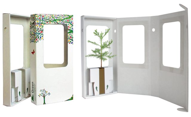 Een compositie van twee afbeeldingen die een innovatieve, uitvouwbare verzenddoos van golfkarton (een Fefco-code is waarschijnlijk van toepassing, maar niet direct duidelijk) tonen, specifiek ontworpen voor het beschermen en verzenden van een klein plantje of boompje. Constructie en Functionaliteit (Focus op Productbescherming): De doos is gemaakt van wit golfkarton met de onbedrukte zijde naar binnen in de geopende staat. De stevigheid van het karton is essentieel voor de perfecte bescherming tijdens verzending. De constructie is ontworpen om om het plantje heen te vouwen en het rechtop te houden, wat een voorbeeld is van een originele doos van golfkarton. De doos heeft meerdere rechthoekige vensters aan de zijkanten en voorkant, die de plant voorzien van licht en de koper de mogelijkheid geven het product te zien zonder de doos te openen (functioneert als een displaydoos en verzenddoos met venster). In de rechterafbeelding is de doos deels geopend. De binnenkant toont een wit, gestanst inzetstuk met een uitsparing om de pot van een klein naaldboompje vast te zetten. Dit toont een slim stansproces en de focus op productbescherming. Kleine, bruine flappen met groene pijlen vouwen om de pot, wat de stevigheid van de verpakking garandeert. Bedrukking en Design: De linkerafbeelding toont de buitenzijde van de doos in de gevouwen staat. De bedrukking (waarschijnlijk full color) is fris en ecologisch getint. De linkerflap is bedrukt met de top van een boom met bladeren in heldere regenboogkleuren (groen, geel, rood, blauw), wat de merknaam of bedrijfslogo vertegenwoordigt. Onderaan de flap staat de naam 