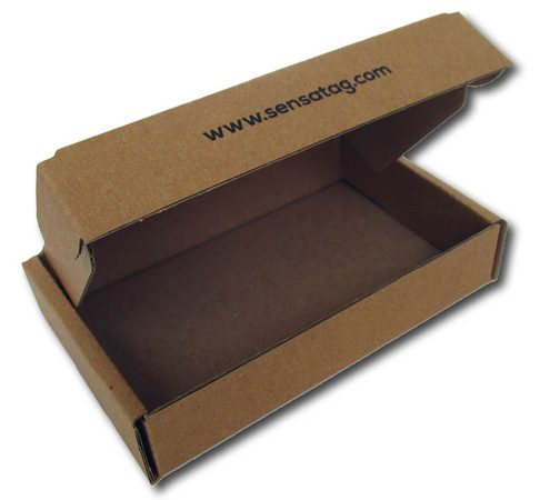 bedrukte Brievenbusdoos van Bruin Golfkarton Een schuine, medium close-up van een kleine, platte doos van golfkarton in een geopende staat, een brievenbusdoos met afmetingen binnenmaat 122x81x26 mm. De doos is gemaakt van het natuurlijke bruine golfkarton. Constructie en Vormgeving: De doos is vervaardigd uit bruin (kraftkleurig) golfkarton, wat het robuust aanvoelende materiaal benadrukt. Het is een type doos met een vaste klep (de Fefco 0427 code), ontworpen om stevig te sluiten, ideaal voor een verzenddoos. De dikte van het karton is e-golfkarton, dat vaak wordt gebruikt voor brievenbusdozen vanwege de balans tussen sterkte en compactheid. Bedrukking en Personalisatie: De buitenkant en binnenkant van de doos is in zwart bedrukt met een simpele, zwarte opdruk te zien van het webadres 