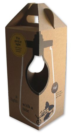 Hoge Golfkartonnen Doos met Zweedse Bodem en Handvat Een schuine close-up van een hoge, staande bedrukte doos van golfkarton die is ontworpen als een opvallende productverpakking voor een lamp ('The Pickle Light'). De vormgeving, met een handvat aan de bovenzijde en een taps toelopende sluiting, suggereert een doos met een Zweedse bodem (de Fefco 0217 code, zoals genoemd in de tekst). Constructie en Vormgeving: De doos is gemaakt van onbedrukt, natuurlijk bruin (kraftkleurig) golfkarton, wat het robuust aanvoelende materiaal benadrukt. De doos is hoog en smal, waardoor deze ideaal is voor het verpakken van een enkel, breekbaar product zoals een lamp of een flesverpakking. De bovenzijde is voorzien van een gestanst handvat (een kenmerk van de Fefco 0217 code) en de sluiting aan de bovenzijde is gevouwen en geplakt. De stevigheid van het karton ( b-golf) is belangrijk voor de productbescherming van de lamp. Bedrukking en Design: De bedrukking op de buitenzijde is minimalistisch en effectief, uitgevoerd in een of twee kleuren (1 of meer kleuren): wit en donkerbruin/zwart. De opdruk is grafisch: de contouren van een traditionele gloeilamp zijn in wit en donkerbruin afgedrukt over de voorkant van de doos. Centraal is een rond venster uitgestanst dat precies de vorm van de lamp nabootst, waardoor de daadwerkelijke lamp in de doos zichtbaar is. Dit maakt de doos tot een effectieve displaydoos. Binnen de contouren van de lamp staat de tekst 