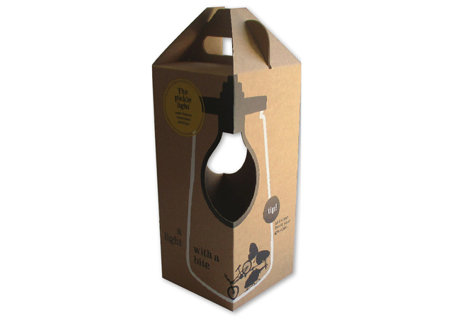 stevige bedrukte doos product verpakking van door en door bruin golfkarton met handvat en venster voor lamp met zweedse bodem 145x145x325 mm opdruk in zwart en wit met logo fefco 0217
