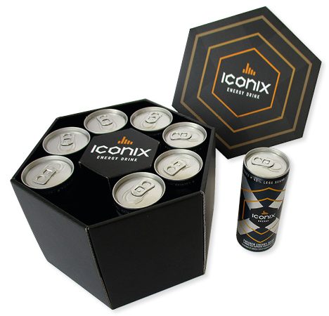 Een gedetailleerde weergave van een onconventionele, luxe, zeshoekige verpakking gemaakt van golfkarton voor een energydrank, wat dit een uitstekend voorbeeld maakt van een geschenkdoos, productverpakking of een originele doos van golfkarton met een extra functie. Het ontwerp is duidelijk gericht op een premium uitstraling. Constructie en Vormgeving: De doos heeft een zeshoekige (hexagonale) vorm en is zwart uitgevoerd, wat bijdraagt aan de luxe uitstraling. De verpakking bestaat uit een zeshoekige bodem en een zeshoekige los deksel, wat de doos een stevige indruk geeft. De doos bevat een intern vakwerk (inlay) om acht standaard drankblikjes op een georganiseerde manier vast te houden. De blikjes staan in een cirkelvormig patroon, waarbij er acht langs de zeskantige rand en één in het midden van de doos (vermoedelijk de verhoging waarop de merknaam staat) passen, wat duidt op een ingewikkeld stansproces. Rechts van de verpakking staat één los blikje om de totale productpresentatie te illustreren. Dit blikje is slank en hoog, met een zwart-oranje grafisch ontwerp. Bedrukking en Afwerking: De bedrukking op de doos zelf is strak en minimalistisch, wat de luxe benadrukt. De zwarte basis dient als een volvlak-opdruk. De zeshoekige klep toont het merklogo 
