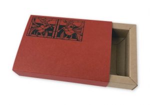 bedrukt schuifdoosje van kraft karton met in rood en zwart bedrukte sleeve met logo, sliding box