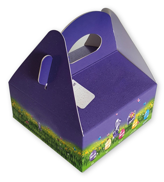 Een paars bedrukt doosje met handvat, specifiek ontworpen voor chocolade paaseitjes. Het doosje heeft een schuin toelopende bovenkant die uitmondt in een stevig, geïntegreerd handvat met een ovale opening. De full color bedrukking toont een kleurrijk lente-thema: een heldergroene grasmat aan de onderzijde, versierd met madeliefjes, kleurrijke paaseieren en vrolijke vlinders tegen een dieppaarse achtergrond. Op de schuine zijde is een wit tekstvlak zichtbaar voor personalisatie. Dit doosje van voedselveilig karton is een voorbeeld van een originele en vrolijke geschenkverpakking die de klant direct een goed gevoel geeft bij het product.