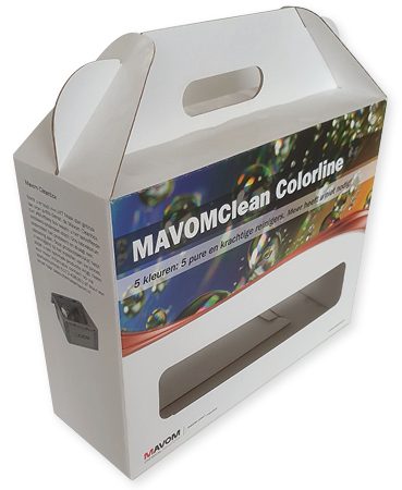 Een witte, op maat gemaakte kartonnen doos met handvat, speciaal ontworpen voor het verpakken van vijf spuitflessen. De verpakking toont een full color bedrukking aan de voorzijde met de tekst 'MAVOMclean Colorline' tegen een achtergrond van kleurrijke zeepbellen, wat de kracht van het reinigingsproduct benadrukt. In het onderste deel van de doos is een horizontaal, rechthoekig venster uitgestanst zonder folie, waardoor de inhoud direct zichtbaar is voor de klant. De zijkant bevat een gedetailleerde pakkende tekst met productinformatie en een kleine afbeelding van een omdoos. De stevige constructie van gevouwen karton met een geïntegreerd handvat aan de bovenzijde maakt dit een ideaal voorbeeld van een functionele en zakelijke bedrukte verpakking die merkherkenning combineert met gebruiksgemak.