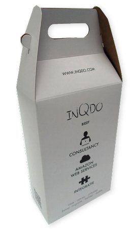 Een witte, op maat gemaakte kartonnen doos met handvat (60x120x190 mm) van Bedrukte Doosjes, speciaal ontworpen voor het verpakken van twee flesjes bier. De bedrukte verpakking is voorzien van een zakelijk ontwerp met het logo van 'InQdo' en opsommingen van diensten zoals consultancy en Amazon Web Services, gedrukt met duurzame plantaardige inkt. Deze stevige draagdoos met uitgestanst handvat dient als een gepersonaliseerd welkomstpakket of relatiegeschenk en laat zien hoe flessen en flesjes in diverse maten stijlvol en milieuvriendelijk gepresenteerd kunnen worden door middel van biodegradable karton en maatwerk bedrukking.