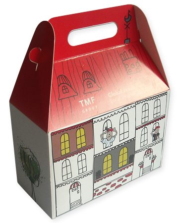Een op maat gemaakte kartonnen doos met handvat (75x150x100 mm) voorzien van een creatieve full color bedrukking in Sinterklaas-stijl voor de TMF Group. De duurzame verpakking is vormgegeven als een traditioneel grachtenpand met getekende ramen en figuren, bekroond met een opvallend rood dakvlak waarin het bedrijfslogo is verwerkt. Deze bedrukte draagdoos van biodegradable karton dient als perfect voorbeeld van een gepersonaliseerd welkomstpakket of originele goodiebag voor events, waarbij gebruik is gemaakt van milieuvriendelijke plantaardige inkten en een hoogwaardige afwerking met persvernis voor een professionele uitstraling.