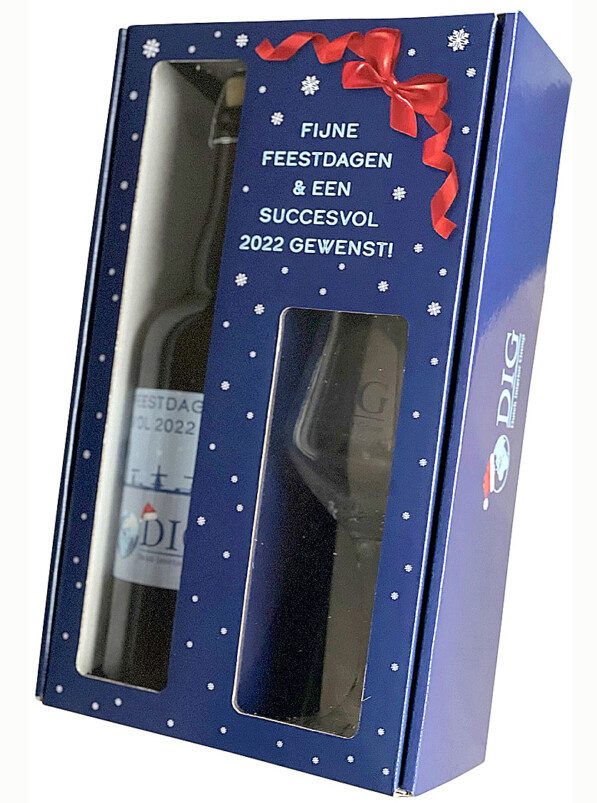 Golfkartonnen Kerst Fles- en Glasverpakking (3 Afbeeldingen) Deze drie afbeeldingen tonen een hoogwaardige, blauwe bedrukte doos van golfkarton die is ontworpen als een flesverpakking voor zowel een fles als een bijbehorend glas, perfect voor een kerstgeschenk. Vormgeving en Constructie (Productbescherming): De doos is hoog, smal en rechthoekig, specifiek gevormd om een fles en glas naast elkaar te bevatten, en dient als een stevige verzenddoos en geschenkdoos. Het karton is waarschijnlijk van e-golf of b-golf voor de vereiste stevigheid en bescherming van de breekbare inhoud. Afbeelding 2 (Gesloten Box met Product): De doos is gesloten en heeft twee prominente, verticale vensters aan de voorzijde, waardoor zowel de fles als het glas zichtbaar zijn. Dit maakt de doos ook een displaydoos. Afbeelding 1 & 2 (Product en Glas): Naast de doos zijn de twee losse inhoudselementen te zien: een donkerbruine fles met een beugelkurk en een wijnglas op een steel met een gegraveerde afbeelding (het geschenkglas). Dit benadrukt de complete geschenkset. Afbeelding 3 (Stansvorm/Template): Dit is de technische stansvorm (template) van de doos, die het stansproces illustreert. Het toont de uitvouwde vorm van de doos in donkerblauw, met de gele snijlijnen en vouwlijnen, inclusief de rechthoekige uitsparingen voor de vensters. De template bevat ook de opdrukdetails. Bedrukking en Design (Feestthema): De bedrukking is een full color donkerblauw thema, versierd met witte sneeuwvlokken en stippen, wat een feestelijke, winterse luxe uitstraling geeft. De hoge kwaliteit is waarschijnlijk bereikt door cacheren. De tekst op de voorzijde is een seizoensgroet: 