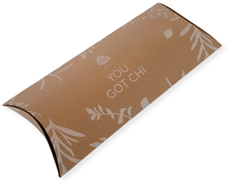 gondeldoos van kraft bruin karton bedrukt in wit pillow box kussendoosje bedrukt doosje van kraft karton gondeldoosje pillow box kussendoosje opdruk in dek wit met logo Chi, mooi doosje cadeaubon door en door bruin karton