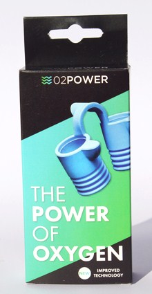 Een professioneel bedrukt zwart hangdoosje voor O2Power neusspreiders, ontworpen als hangverpakking voor medische of sportaccessoires. Het doosje heeft een stevig kopstuk met een euroloch sleuf, waardoor het geordend aan een ophanghaak in de winkel kan worden gepresenteerd met de voorzijde naar de klant. De verpakking bevat een dynamisch grafisch ontwerp met een diagonaal groen-blauw kleurvlak en een grote productfoto van de lichtblauwe neusspreiders. De tekst 'THE POWER OF OXYGEN' staat in witte letters prominent op de voorzijde, samen met het O2Power-logo en een vermelding van 'IMPROVED TECHNOLOGY', wat bijdraagt aan het verleiden van de klant tijdens het beslissingsproces.