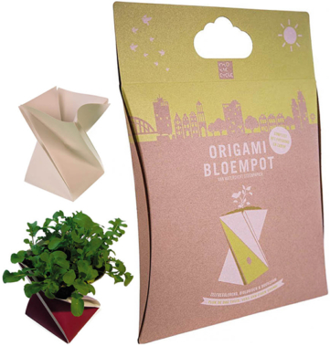 Een milieuvriendelijk gondeldoosje met handvat van 270 x 250 x 30 mm, vervaardigd uit duurzaam bruin kraft karton voor een Origami bloempot. De verpakking is voorzien van een creatieve full color bedrukking met een geel-naar-roze kleurverloop, een stadsgezicht silhouet en de tekst 'ORIGAMI BLOEMPOT'. Naast het doosje zijn visuele voorbeelden te zien van het eindproduct: een gevouwen papieren bloempotje met een groen plantje. Dit kussendoosje (pillow box) functioneert als een luxe tasdoosje, waarbij de natuurlijke uitstraling van het kraftpapier perfect aansluit bij de eco-vriendelijke boodschap van het product. Het ontwerp laat zien hoe een unieke bedrukking op maat een professionele uitstraling combineert met functionele retail-extra's zoals een handvat en ophanggat.
