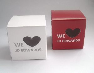 bedrukte doos met hartvormig venster vensterdoosje met speciale vorm venster in full color bedrukt met logo rood met wit en zilver inkt, kubusdoosje met venster 6 cm