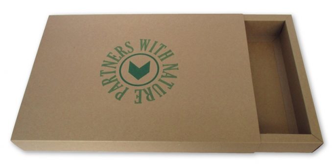 bedrukt doos lade doos schuif doos voor handdoek gemaakt van bruin kraft karton opdruk in groen met logo bedrijf voor kado handdoek