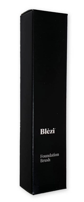 Een op maat gemaakt, staand bedrukt cosmetica doosje voor een Blèzi foundation brush, uitgevoerd in hoogwaardig wit karton met een strakke zwarte opdruk. Het doosje heeft een minimalistisch en luxe ontwerp met het herkenbare Blèzi-logo en duidelijke typografie. Deze specifieke verpakking, met een formaat van 40 x 20 x 180 mm, is voorzien van een slim interieur om de make-up kwast stevig op zijn plek te houden. Het illustreert hoe een sterk ontwerp en een perfect passend doosje bijdragen aan een professionele merkpresentatie voor diverse verzorgingsproducten. In zwart bedrukt doosje met interieur voor make up cosmetica kwast foundation met logo 40x20x180 mm, productverpakking