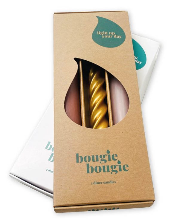 In groen bedrukte doos met venster voor 3 diner kaarsen candles met speciaal venster gemaakt van wit en bruin karton met logo en venster in vorm logo vlam