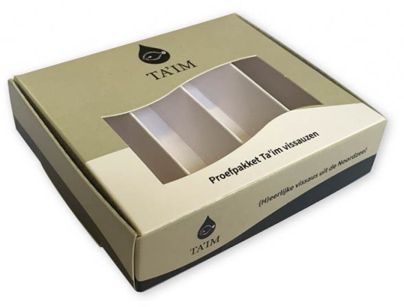 full color bedrukt doosje met speciaal venster voor 4 glazen sample flesjes 20 ml proefpakket vis saus met logo