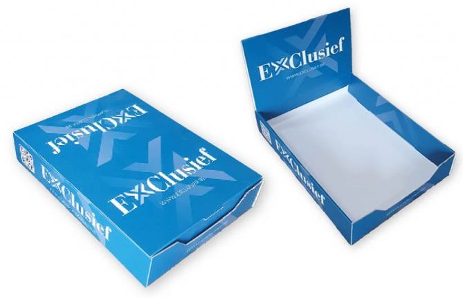 EXClusief Displaydoos golfkarton - Een studiofoto toont twee weergaven van een op maat gemaakte displaydoos van golfkarton (e-golf vanwege het platte profiel, geschikt voor a4 formaat), gedrukt in een heldere, levendige blauwe kleur met witte tekst. Dit is een voorbeeld van een bedrukte displaydoos zoals beschreven in de begeleidende tekst. Linker Doos (Gesloten): De doos ligt plat en gesloten. De bovenklep is volledig bedrukt in blauw met herhaalde, diagonale, witte grafische elementen die lijken op de letter 