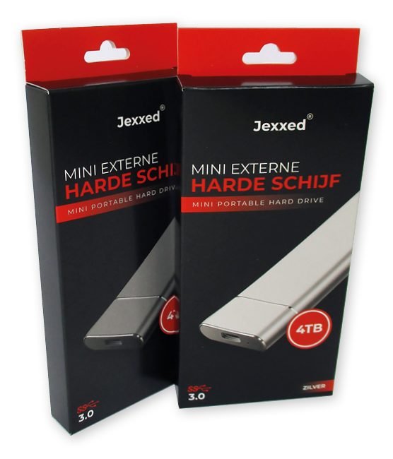 Twee identieke, professioneel bedrukte hangende doosjes voor de Jexxed mini externe harde schijf, gepresenteerd als moderne productverpakking. De doosjes zijn uitgevoerd in een mat zwarte kleur met een opvallend rode flap aan de bovenzijde, voorzien van een euroloch sleuf (eurosleuf) voor presentatie aan winkelhaken. De voorzijde bevat een realistische productafbeelding van de zilveren externe harde schijf, met de tekst 'MINI EXTERNE HARDE SCHIJF' en een rode cirkel waarin '4TB' de opslagcapaciteit aangeeft. Deze stevige hangverpakking van 75 x 18 x 150 mm zorgt ervoor dat het product geordend en met de voorzijde naar de klant in het schap hangt, wat de kans op beschadiging en diefstal in computerwinkels verkleint.