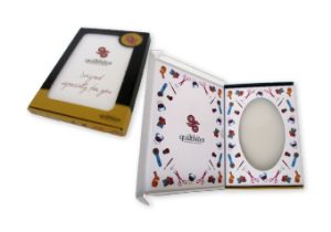 bedrukte doos met venster van golfkarton in full color voor handwerkpakket met logo met folie ruim a4 fefco 0427, vensterdoos