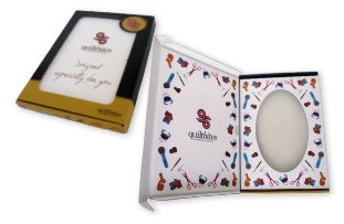 bedrukte doos met venster van golfkarton in full color voor handwerkpakket met logo met folie ruim a4 fefco 0427