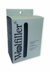 bedrukt hangend doosje van grijskarton GK met venster in zwart met logo voor Woolfiller pakket productverpakking