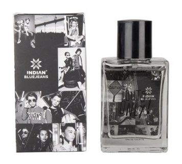 Een close-up van een parfumflesje en een bijpassend parfumdoosje op maat voor het parfum Guts Only! van Indian Blue Jeans, met een opvallend zwart-wit design dat past bij de merkidentiteit en doelgroep. Parfumdoosje 'Guts Only!': Links staat een hoog, rechthoekig, kartonnen parfumdoosje op maat dat in full color is bedrukt met een collage van zwart-wit foto's van kinderen/jongeren (de doelgroep boys and girls). Dit design is karakteristiek voor de denim- en jeugdstijl van het merk. De buitenkant is voorzien van matlaminaat voor een betere uitstraling. Binnen- en Buitenzijde Opdruk: De buitenzijde van het doosje is in full color bedrukt, terwijl de binnenzijde in zwart is bedrukt, wat een extra laag van premium detaillering biedt. Parfumflesje: Rechts staat het bijbehorende vierkante glazen parfumflesje voor 50 ml, met een brede, zwarte dop. Het design van de fotocollage van het doosje is ook op het etiket van het flesje gedrukt, met de merknaam 