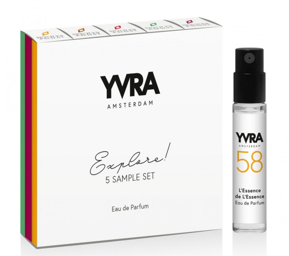 Luxe bedrukte witte verzamelverpakking en sleeve voor de Yvra Amsterdam 'Explore! 5 Sample Set' eau de parfum, gepresenteerd naast een glazen 2 ml tester sample flesje met zwarte verstuiver. De verpakking toont een strakke zwarte typografie met het Yvra-logo en kleurrijke verticale banen aan de zijkant die de vijf verschillende geuren representeren. Het minimalistische ontwerp op hoogwaardig wit karton heeft een premium uitstraling en sluit perfect aan bij de hoogwaardige parfumdoosjes en testers van dit merk. Deze op maat gemaakte sleeve en mini cosmetica doosjes van 13 x 13 x 62 mm laten zien hoe herkenbare branding en een sterk ontwerp uw cosmeticalijn onderscheiden.