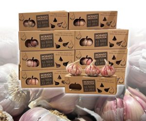 bedrukt doosje met speciale vensters voor 3 knoflook gemaakt van bruin kraft karton bedrukt in zwart met logo Morado knoflook, vensterdoos bedrukt