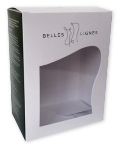 Een wit, rechthoekig autolock doosje met venster van het merk "Belles Lignes". Deze productverpakking heeft een modern en minimalistisch ontwerp met een groot, asymmetrisch uitgesneden venster aan de voorzijde, waardoor het product binnenin goed zichtbaar is voor de klant. Boven het venster is het logo "BELLES LIGNES" gedrukt in een strak, zwart schreefloos lettertype, vergezeld van een abstracte lijntekening van een vrouwelijk silhouet. De zijkant van de doos is bedrukt in een contrasterende donkere kleur met witte tekst, wat duidt op productinformatie of gebruiksinstructies. Het doosje is een voorbeeld van een self-locking box waarbij de autolock bodem automatisch op zijn plek valt tijdens het uitvouwen, wat zorgt voor een snelle en efficiënte verwerking. De afwerking van het karton is mat en de binnenzijde van de doos is spierwit, wat bijdraagt aan een hygiënische en luxe uitstraling voor bijvoorbeeld cosmetica of supplementen.