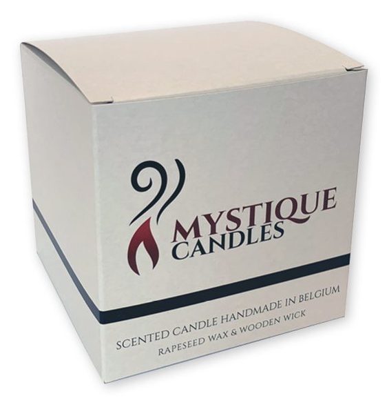 Een bedrukt kubusdoosje van 10 cm gemaakt van stevig Paperwise karton, speciaal ontworpen als luxe kaarsverpakking voor 'Mystique Candles'. De bedrukte verpakking heeft een strak logo met een rood-zwarte vlam en een donkerblauwe horizontale bies. Onderaan staat de tekst 'Scented candle handmade in Belgium - Rapeseed wax & wooden wick'. Dit compacte en stijlvolle kubusdoosje met autolockbodem dient als voorbeeld van een gepersonaliseerde productverpakking die zowel praktisch als representatief is voor cosmetica of interieuraccessoires. bedrukt doosje voor geurkaarsen met logo in full color kubusdoosje productverpakking paperwise karton, kaars verpakking met autolock bodem