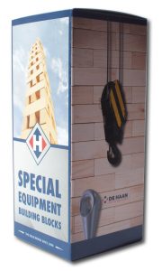 Een verticaal staande, volledig bedrukte autolock doos die fungeert als productverpakking voor "Special Equipment Building Blocks" van het merk De Haan. Het doosje heeft een rechthoekige vorm en toont de veelzijdigheid van hoogwaardig bedrukken op karton. Op de linkerzijde van de verpakking staat een afbeelding van een hoge toren gebouwd van houten blokken tegen een blauwe lucht met wolken. Centraal op deze zijde staat het rood-wit-blauwe logo van De Haan Special Equipment, met daaronder in duidelijke blauwe letters de tekst "SPECIAL EQUIPMENT BUILDING BLOCKS". De onderzijde is afgewerkt met een blauwe band waarin de tekst "THE SOLID BRAND SINCE 1898" staat. De rechterzijde van het doosje (de zijkant) toont een detailopname van een industriële houten wand met daarop een afbeelding van een zware hijshaak en een metalen oog, wat de link legt tussen de bouwblokken en de industriële sector van het bedrijf. Deze bedrukte autolock doos is een voorbeeld van een stevige productverpakking met een automatic locking bodem, die snel en efficiënt inzetbaar is voor zwaardere producten. De afwerking is mat en de bedrukking loopt naadloos over de hoeken van het karton heen. bedrukte doos met autolock bodem in full color volledig bedrukt met logo productverpakking