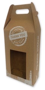bedrukte doos van bruin kraft karton met handvat voor 2 flessen bier met venster in wit bedrukt logo, geschenkdoos 2 flesjes bier