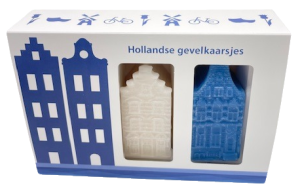 Luxe op maat bedrukte schuifdoos met venster voor Hollandse gevelkaarsjes, voorzien van een wit-blauw grachtenpand ontwerp en iconische Nederlandse symbolen zoals molens en tulpen. Deze gepersonaliseerde kaarsenverpakking van Bedrukte-doosjes.nl is ideaal als souvenirverpakking of relatiegeschenk. Bekijk onze mogelijkheden voor een unieke doos voor kaarsen op de website.