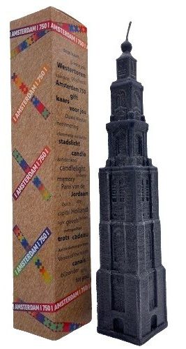 Luxe, op maat bedrukte kartonnen doos voor kaarsen ter viering van 750 jaar Amsterdam, gepresenteerd naast een gedetailleerde antracietgrijze kaars in de vorm van de Westertoren. De verticale geschenkverpakking van Bedrukte-doosjes.nl is vervaardigd uit hoogwaardig materiaal met een natuurlijke uitstraling en is rondom voorzien van thematische bedrukking, waaronder kleurrijke Amsterdamse Andreaskruisen en typografische teksten zoals 'Stadslicht' en 'Trots cadeau'. Deze gepersonaliseerde kaarsenverpakking dient als het perfecte voorbeeld van een hoogwaardig souvenir of relatiegeschenk voor jubilea en stedelijke evenementen.
