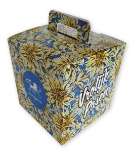 bedrukte cadeaudoos in full color met logo kubusdoos doos met handvat voor Vrolijk Pasen 17 x 17 x 17 cm