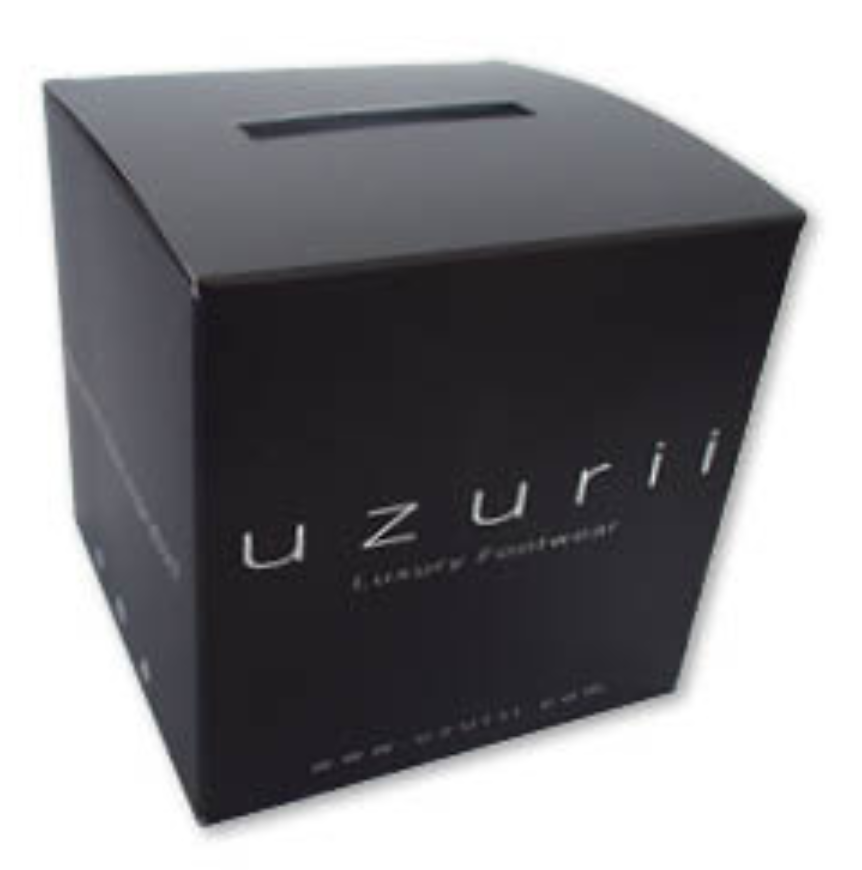 Een strak en luxueus zwart kubusdoosje van 13 cm, gemaakt van stevig karton voor het merk 'Uzurii Luxury Footwear'. De verpakking is voorzien van een functionele horizontale gleuf voor het inzamelen van briefjes, kaarten of andere items in de bovenzijde en een minimalistisch wit logo op de voorzijde. Dit vierkante doosje dient als voorbeeld van een gepersonaliseerde verpakking met een bijzondere sluiting of opening, ideaal voor luxe artikelen, actiebonnen of samples. Het ontwerp laat zien hoe een kubusdoosje op maat kan worden aangepast aan specifieke wensen voor een opvallende en stijlvolle presentatie.