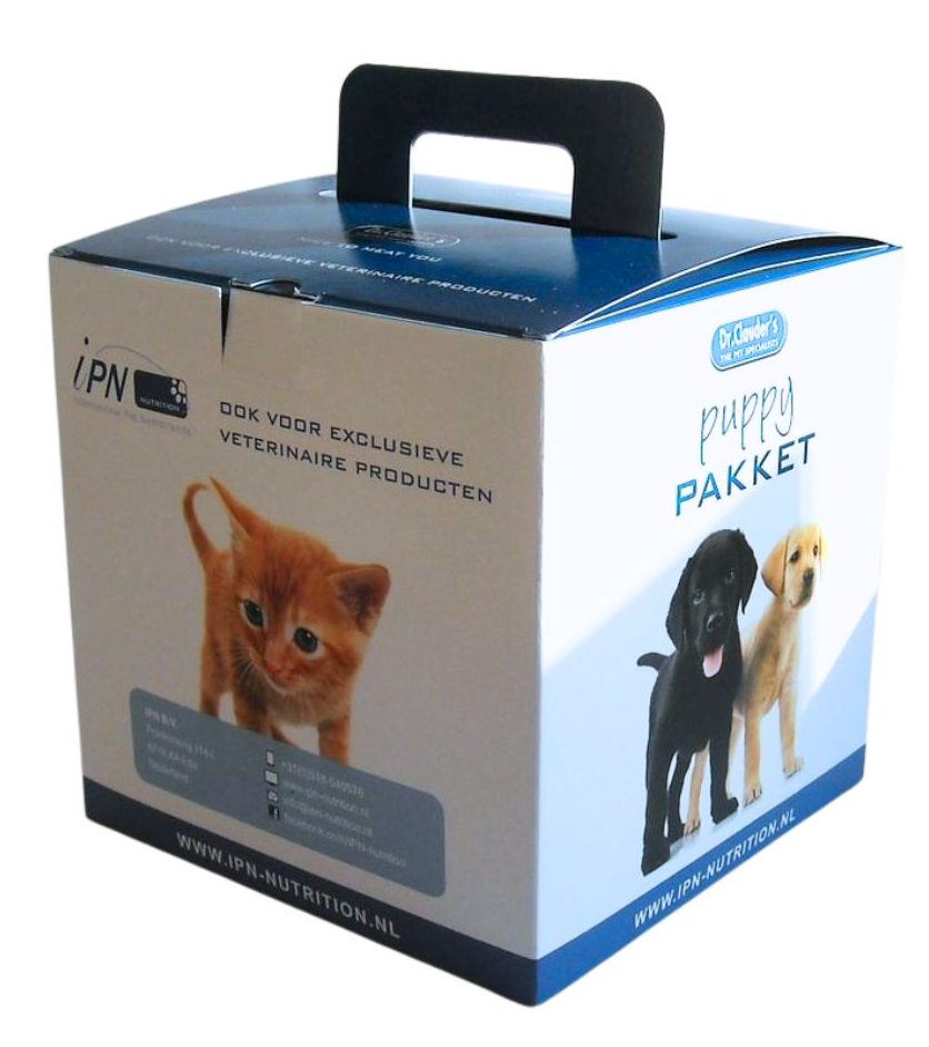 Een op maat gemaakt, bedrukt kubusdoosje van 17 cm met een stevig handvat, ontworpen als een 'Puppy Pakket' welkomstpakket. De witte kartonnen verpakking is voorzien van full-color bedrukking met schattige afbeeldingen van een kitten en twee puppy’s, inclusief het logo van Dr. Clauder's en IPN Nutrition. Dit grotere kubusvormige doosje illustreert de veelzijdigheid van kartonnen verpakkingen voor promotieartikelen, waarbij functionaliteit wordt gecombineerd met een opvallend ontwerp voor de veterinaire sector.