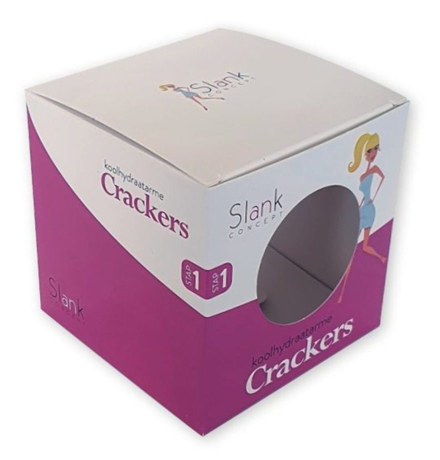 Een op maat gemaakt kubusdoosje van 10 cm voor 'Slank Concept koolhydraatarme crackers', uitgevoerd in een opvallend paars-wit ontwerp met een speelse illustratie. Dit bedrukte kartonnen doosje is voorzien van een functioneel rond venster aan de voorzijde, waardoor de inhoud direct zichtbaar is voor de consument. Het ontwerp toont hoe een kubusdoosje met venster als originele verpakking voor voedingsmiddelen dient, waarbij tekst en logo's op meerdere zijden de merkidentiteit versterken. Dit is een voorbeeld van een compacte, opvallende verpakking die op maat is geproduceerd voor een unieke productpresentatie.