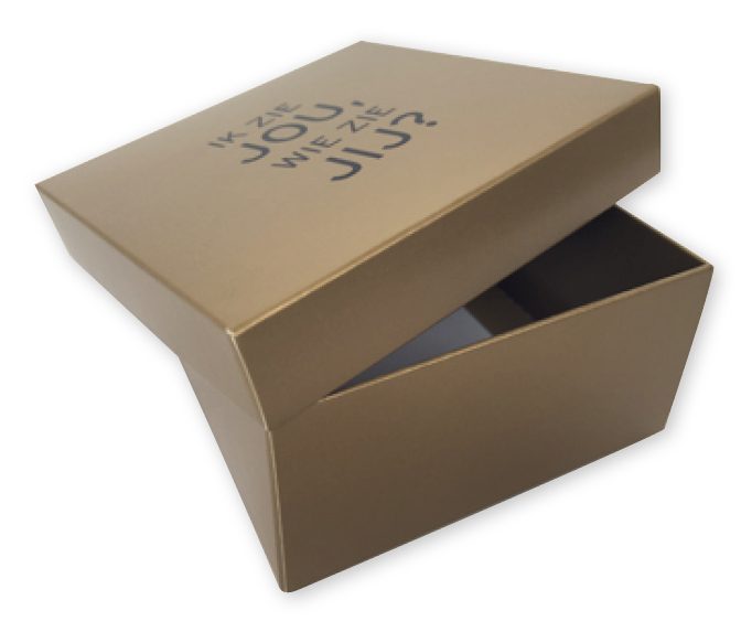 vierkant cadeaudoosje met los deksel met goud en zwart bedrukt 100 x 100 x 50 mm