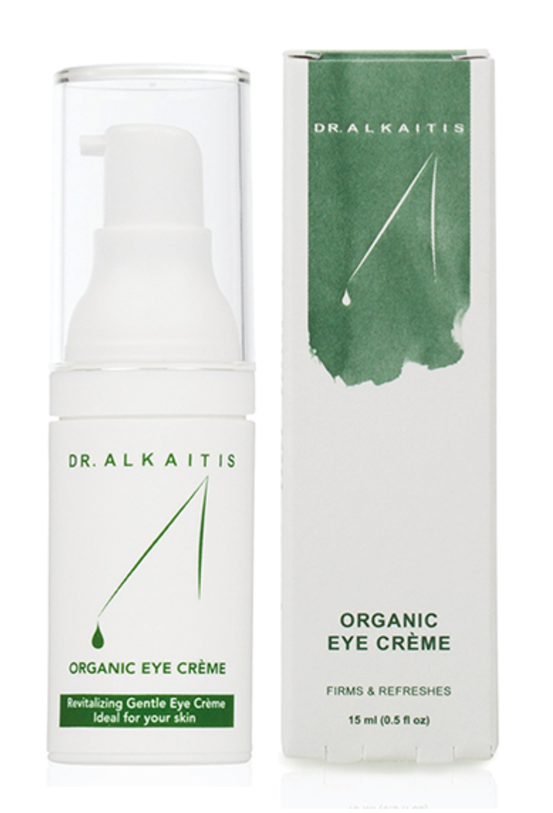 Luxe bedrukt cosmetica doosje en wit pompflacon van Dr. Alkaitis Organic Eye Crème. De hoogwaardige kartonnen verpakking heeft een minimalistisch wit ontwerp met een karakteristiek groen waterverf-logo, wat de focus op 'organic skin food' en natuurlijke ingrediënten benadrukt. Naast het doosje staat een 15 ml wit flesje met een transparante dop en strakke groene typografie. Deze duurzame verpakking illustreert de premium uitstraling en professionele branding die mogelijk is voor biologische verzorgingsproducten.